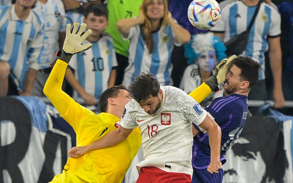 Momento em que Szczesny comete p&ecirc;nalti em Messi