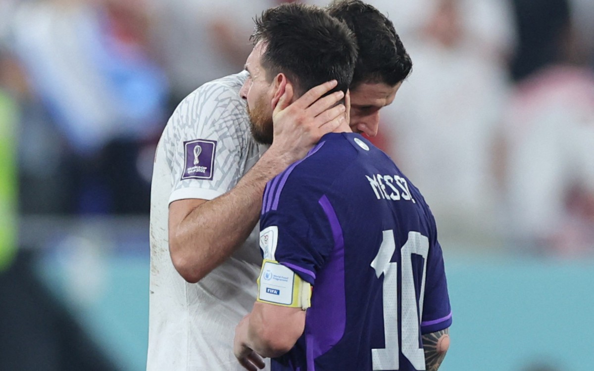 Abraço de Lewandowski e Messi após o jogo entre Polônia e Argentina   - FOTO: Giuseppe CACACE / AFP