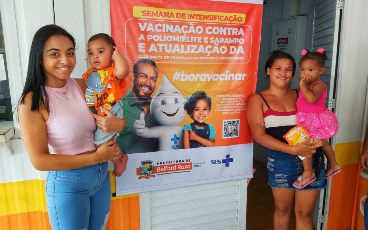 Evelyn Alves (&agrave; esquerda) levou o pequeno Pedro para receber a vacina oral contra a poliomielite