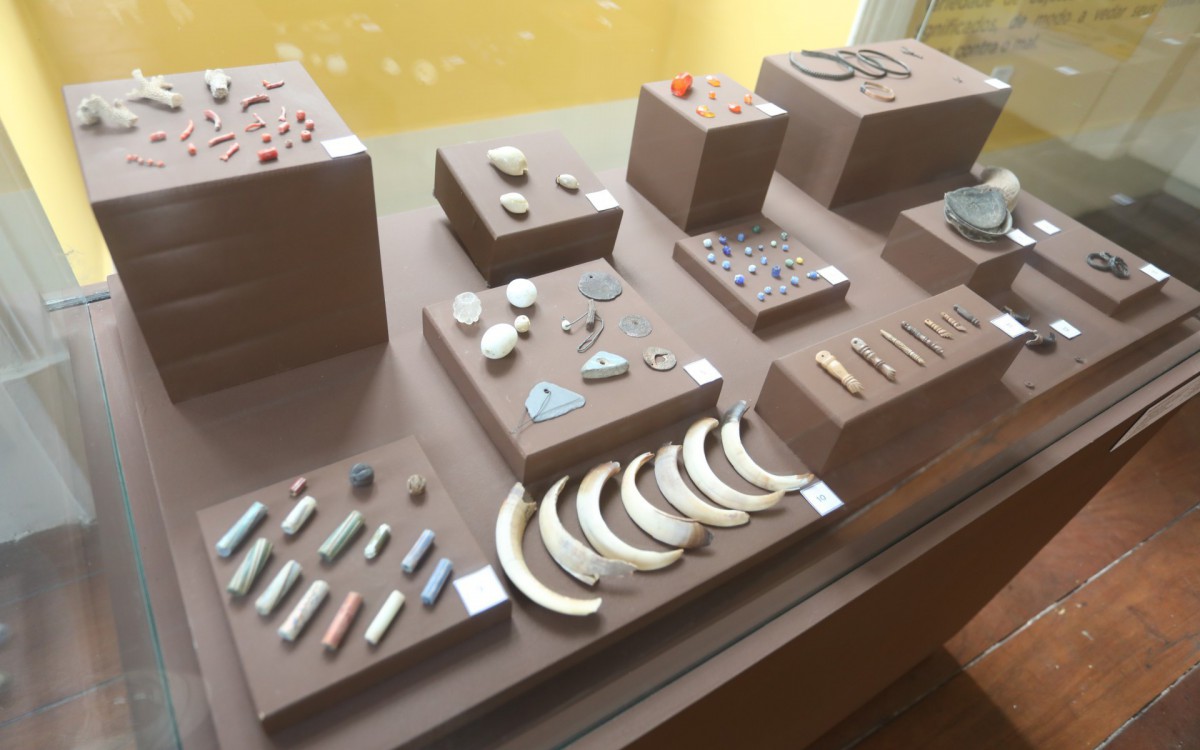 Peças da exposição 'Achados do Valongo' estão expostas no Muhcab