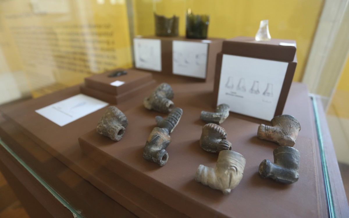 Peças da exposição 'Achados do Valongo' estão expostas no Muhcab