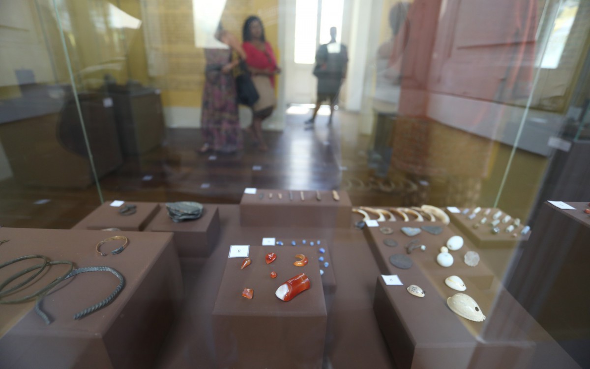 Peças da exposição 'Achados do Valongo' estão expostas no Muhcab