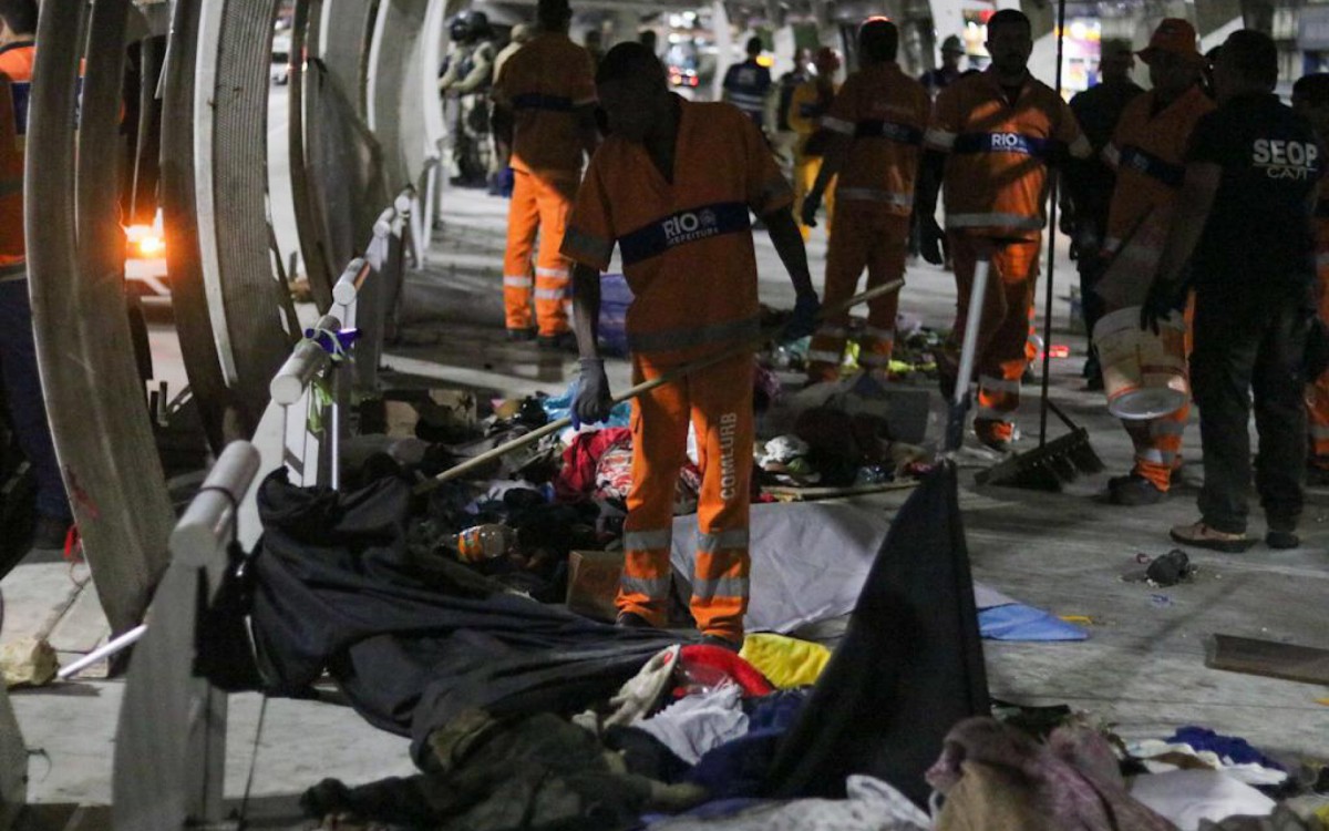 Agentes trabalhando na operação de acolhimento na estação do BRT - Divulgação