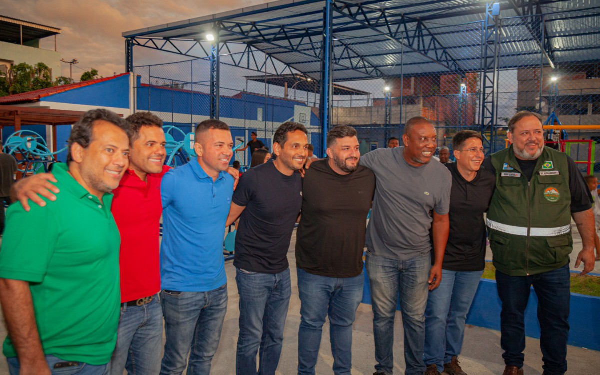 O prefeito Abra&atilde;ozinho (ao centro) ao lado de vereadores e autoridades na entrega da Pra&ccedil;a do Paiol