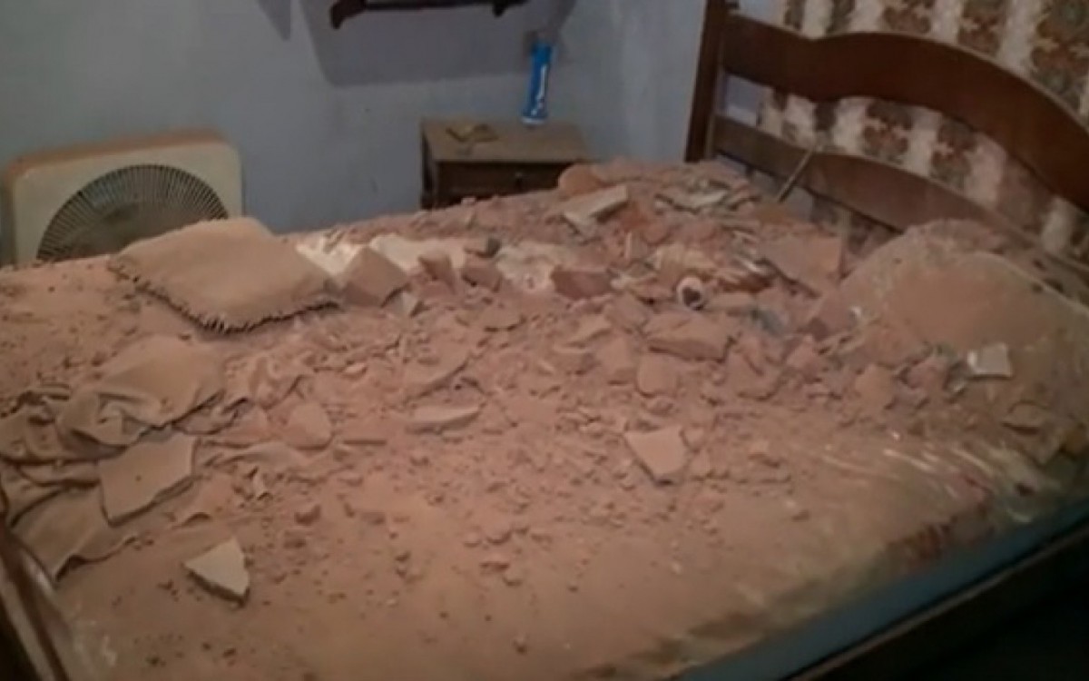 Ubaldo Ferreira dormia quando o guindaste caiu sobre a parede de seu quarto. Com o impacto pedras e embolsos ca&iacute;ram sobre ele