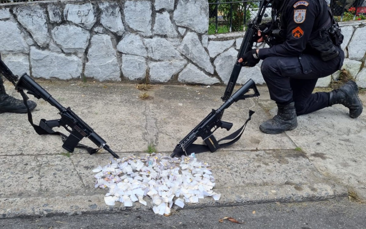 Em Niterói, líder do tráfico de drogas do Morro dos Marítmos foi preso e dois fuzis foram apreendidos - Divulgação/Polícia Militar