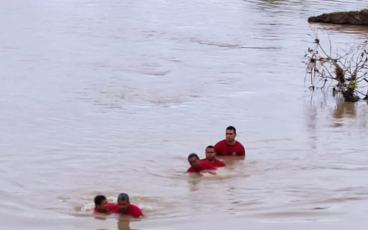 Bombeiros resgatam as v&iacute;timas na SE-290 