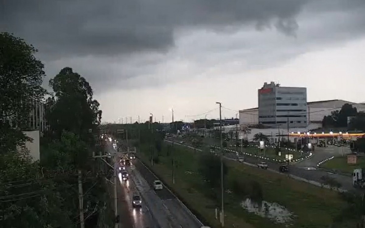 Núcleos de chuva se aproximam da Zona Oeste na tarde desta quarta-feira (30) - Reprodução/ Alerta Rio