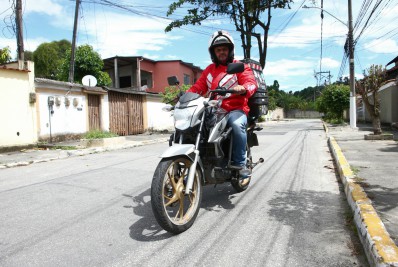 Velozes, sem dinheiro e sem vínculo: a dura rotina de motoboys de aplicativo