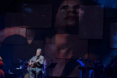 Chico Buarque homenageia Gal Costa durante show em Brasília; veja o vídeo