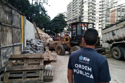 Prefeitura realiza operação para demolir imóvel irregular na Zona Sul