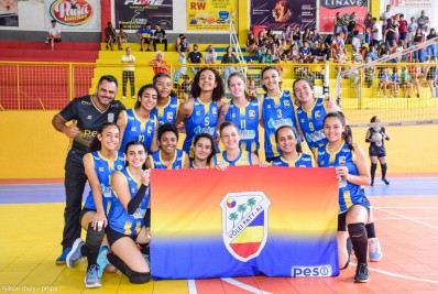 Equipe da casa leva Copa Paty de Voleibol