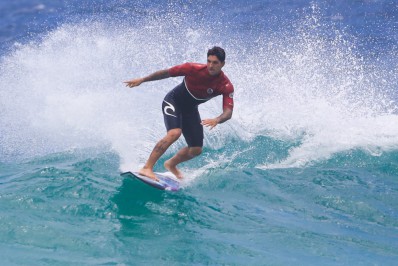 Tirou onda! Gabriel Medina surfa em praia da Zona Oeste do Rio