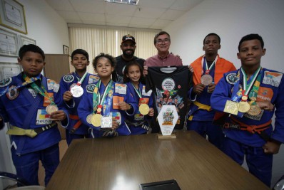 Bagueira recebe jovens atletas medalhistas de jiu-jitsu de Abu Dhabi