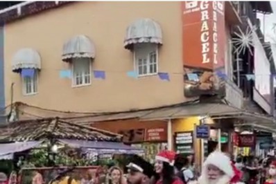 Papai Noel desfila no centro da cidade e atrai a criançada