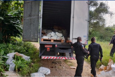 Polícia Militar recupera caminhão com carga roubada em Magé