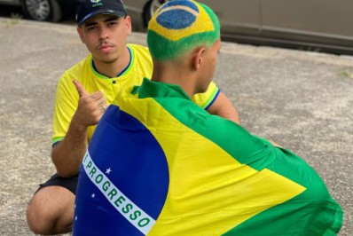 Barbeiro de Resende viraliza com pintura da bandeira do Brasil no cabelo