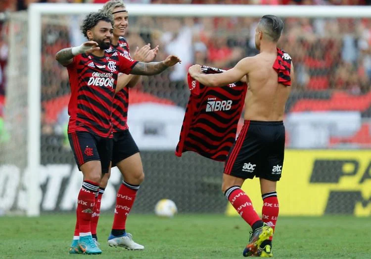 Gabigol bate bola com mascote do Orlando Magic e ganha camisa 10