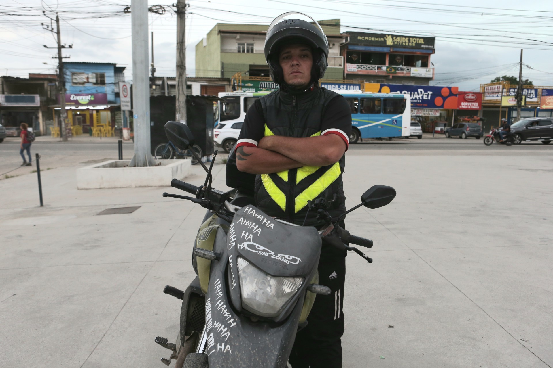 Marcelo já precisou dormir em posto de gasolina para poupar combustível e levar uma renda melhor para casa - Cleber Mendes/ Agência O Dia