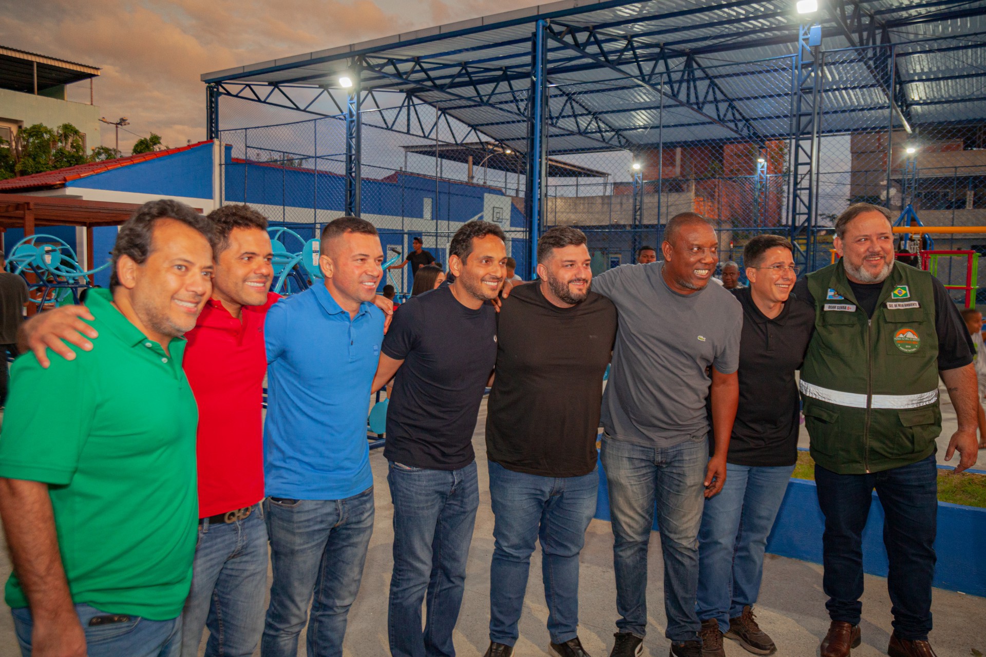 O prefeito Abra&atilde;ozinho (ao centro) ao lado de vereadores e autoridades na entrega da Pra&ccedil;a do Paiol - Thiago Henrique/ PMN