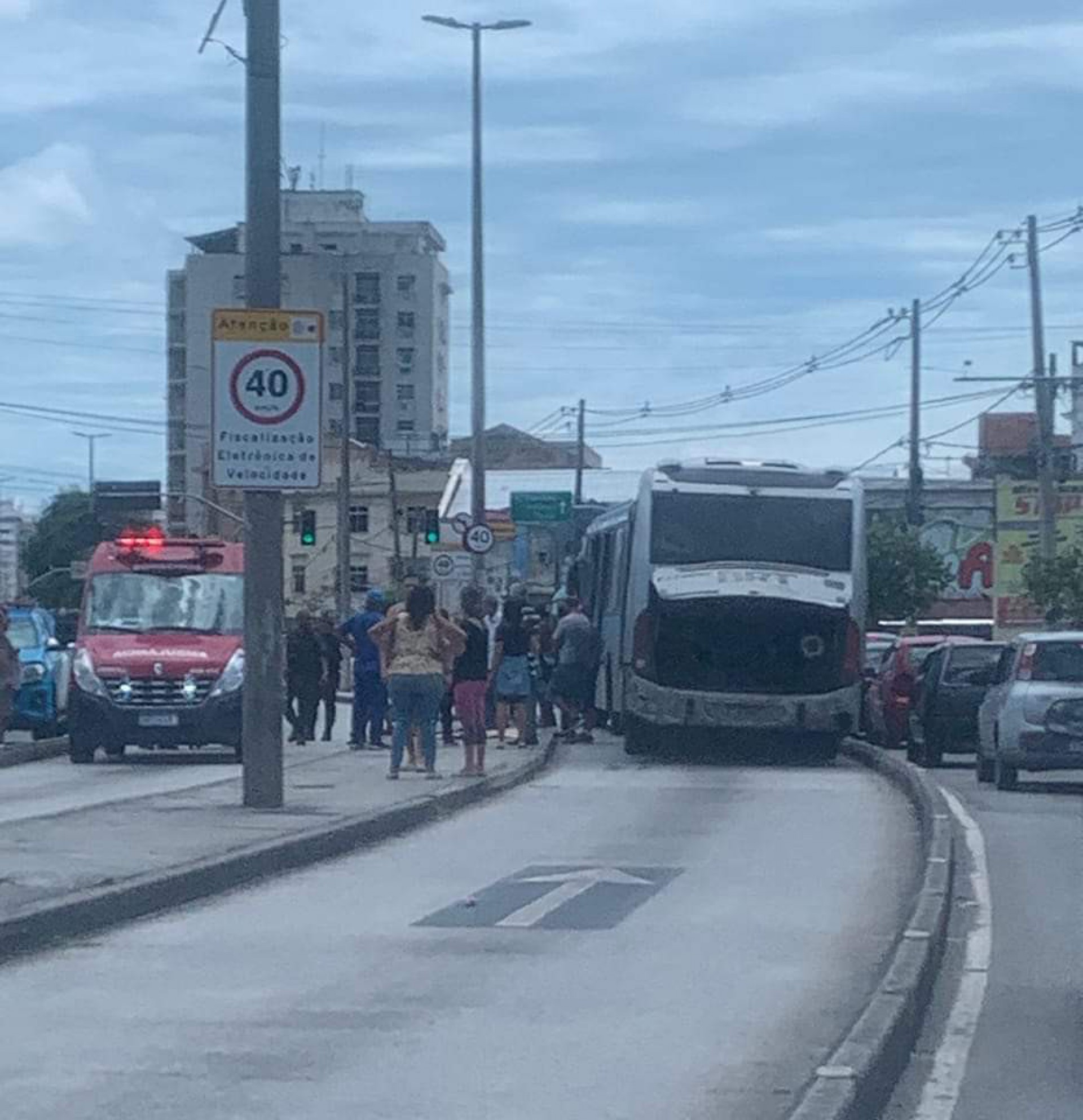 Idoso de 73 anos &eacute; atropelado por articulado do BRT na altura da esta&ccedil;&atilde;o de Vaz de Lobo, Zona Norte do Rio