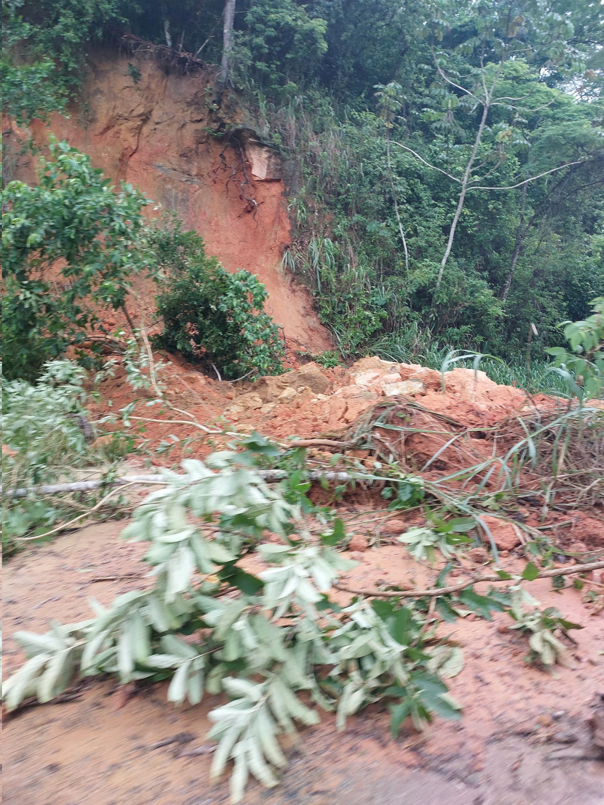 Chuva castiga munic&iacute;pios do Norte Fluminense e causa deslizamento de terras nas pistas