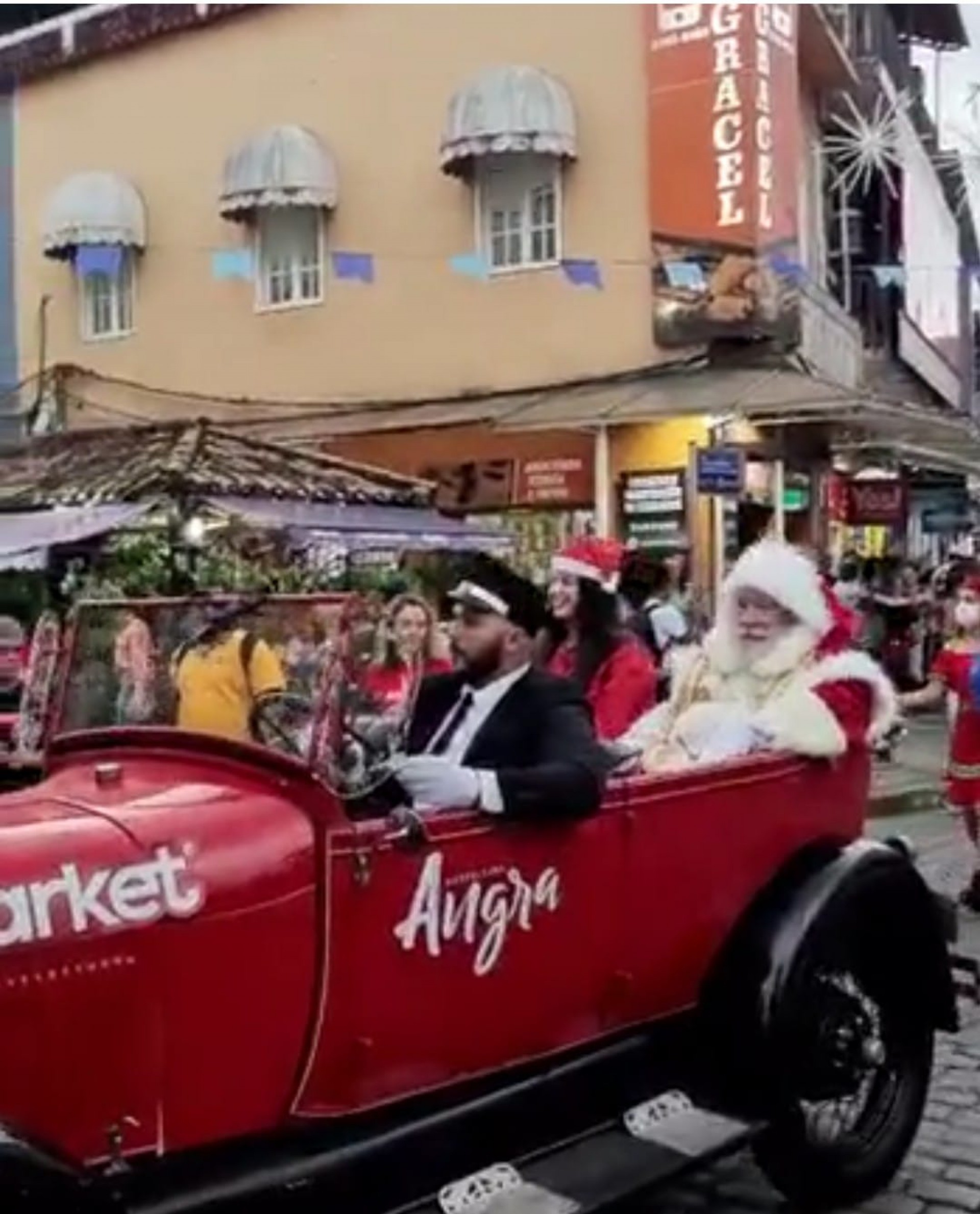 Papai Noel desfilando no centro de Angra.