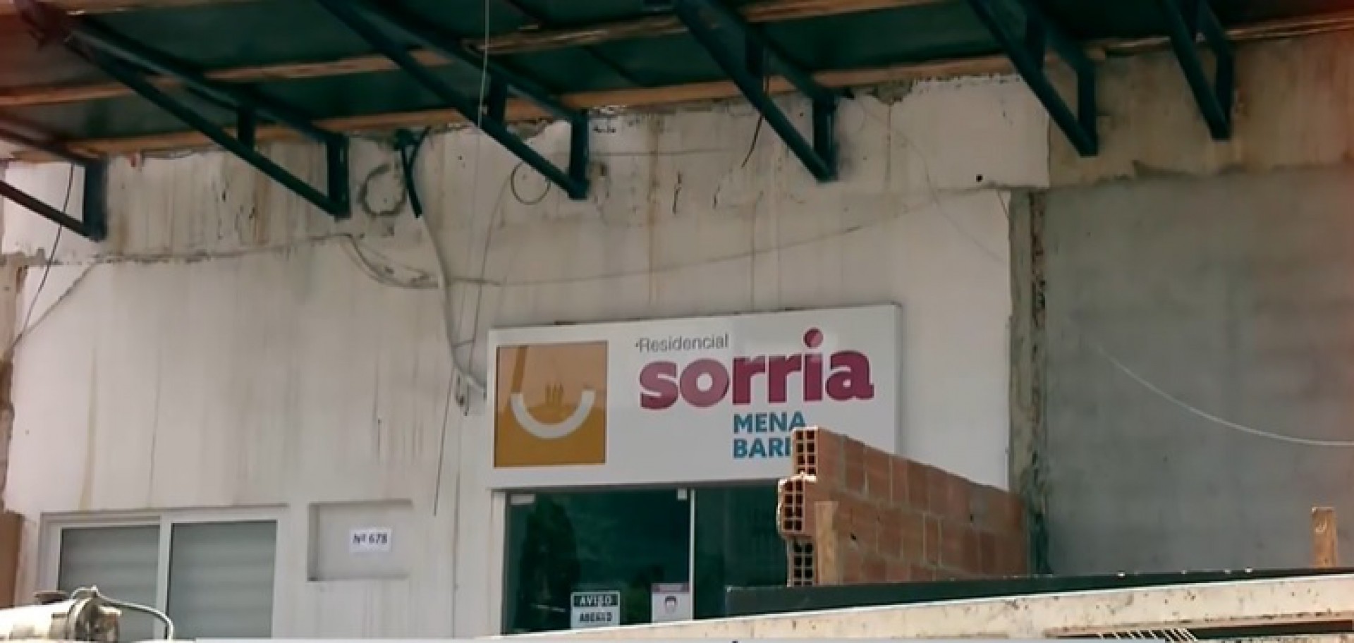 O guindaste que caiu pertence a obra do Residencial Sorria que fica ao lado da casa do idoso - Reprodu&ccedil;&atilde;o