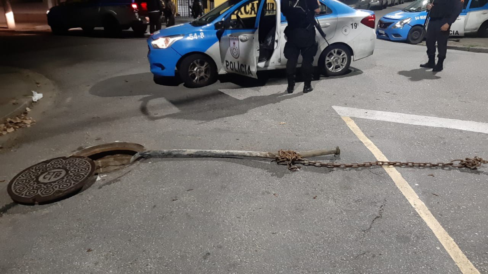 Criminosos usavam um caminhão para retirar os cabos de dentro de um bueiro - Divulgação