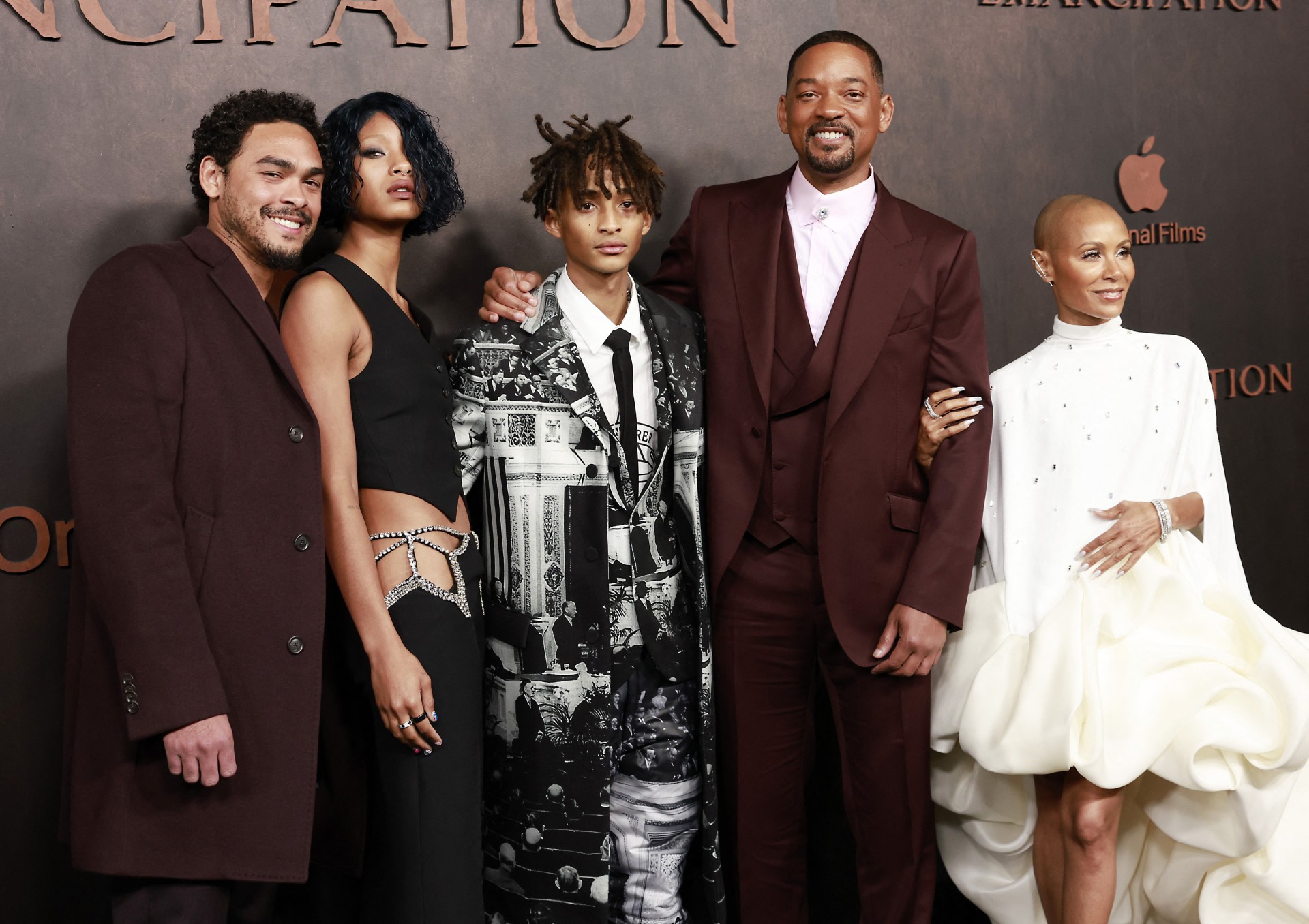 Will Smith faz primeira aparição pública após dar tapa em Chris Rock no Oscar. Ator esteve no lançamento de 'Emancipation', na Califórnia. Ele estava acompanhado pela mulher, Jada Pinkett Smith, e pelos filhos do casal - AFP