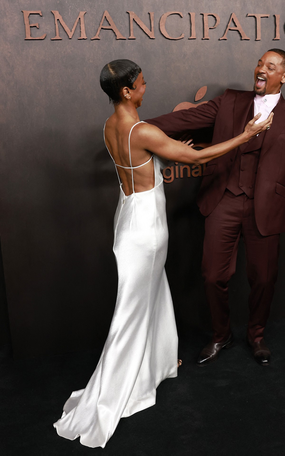 Will Smith faz primeira apari&ccedil;&atilde;o p&uacute;blica ap&oacute;s dar tapa em Chris Rock no Oscar. Ator esteve no lan&ccedil;amento de 'Emancipation', na Calif&oacute;rnia. Ele estava acompanhado pela mulher, Jada Pinkett Smith, e pelos filhos do casal