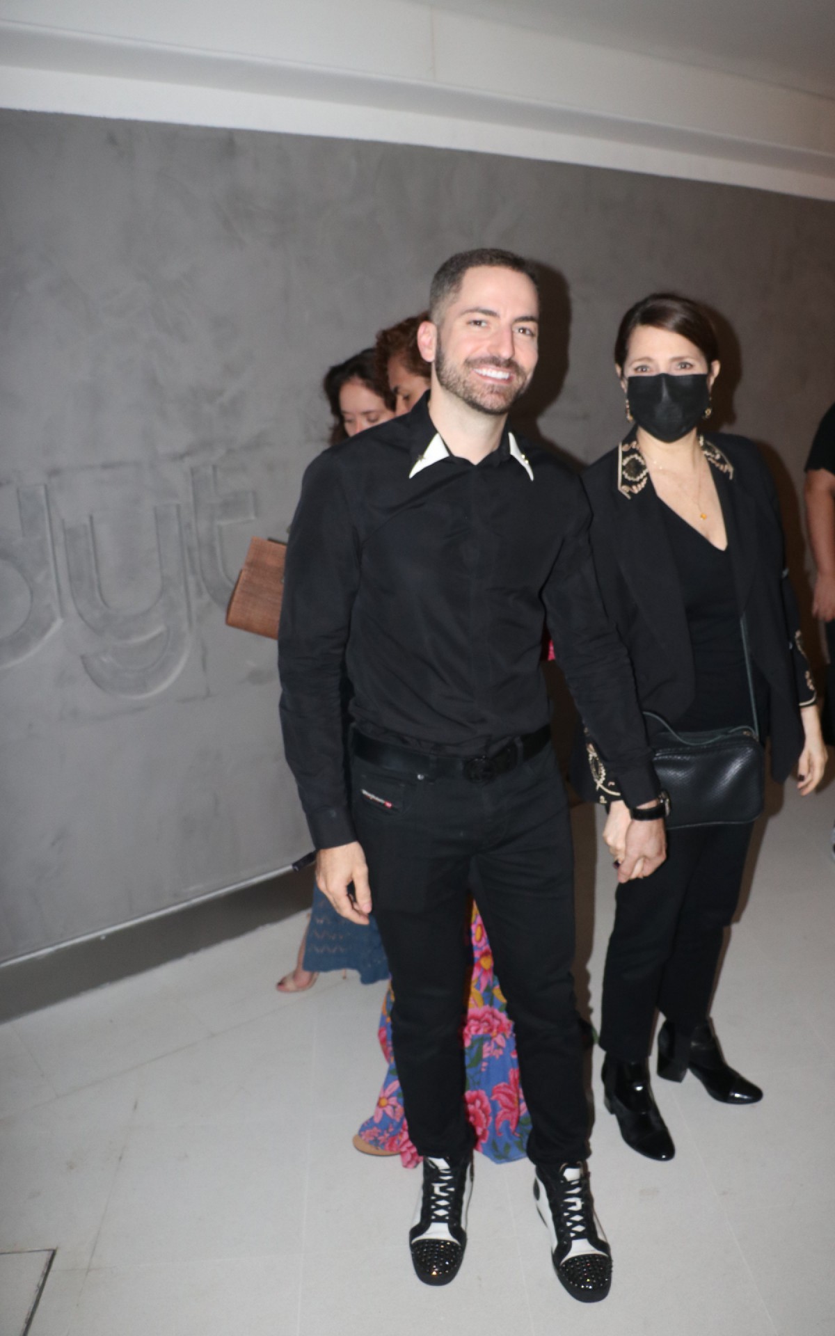 Thales Bretas e Malu Valle prestigiam o show de Silva no Leblon, na Zona Sul do Rio, nesta quarta-feira