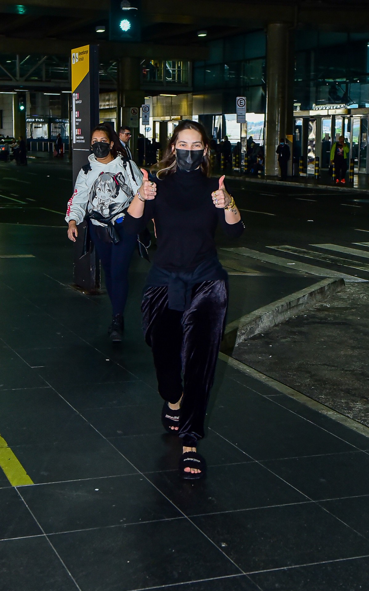 Virginia Fonseca  desembarca em aeroporto de S&atilde;o Paulo