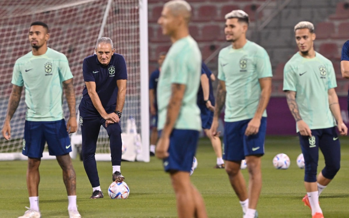Brazil's coach Tite heads a training session at the Al Arabi SC Stadium in Doha on December 1, 2022, on the eve of the Qatar 2022 World Cup football match between Cameroon and Brazil.
NELSON ALMEIDA / AFP - NELSON ALMEIDA / AFP