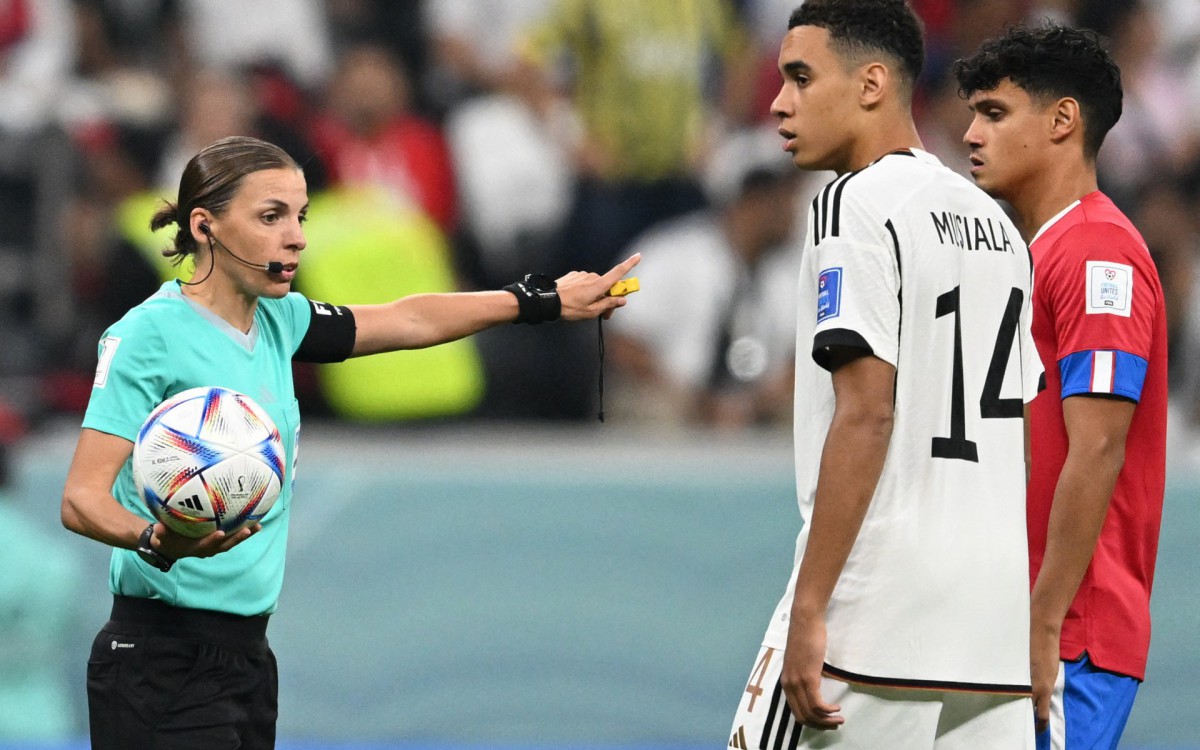 Stephanie Frappart se tornou a primeira mulher a apitar um jogo de Copa do Mundo. Com a brasileira Neuza Ines Back e a mexicana Karen Diaz Medina, esta foi a primeira partida com um trio de arbitragem 100% feminina na competi&ccedil;&atilde;o