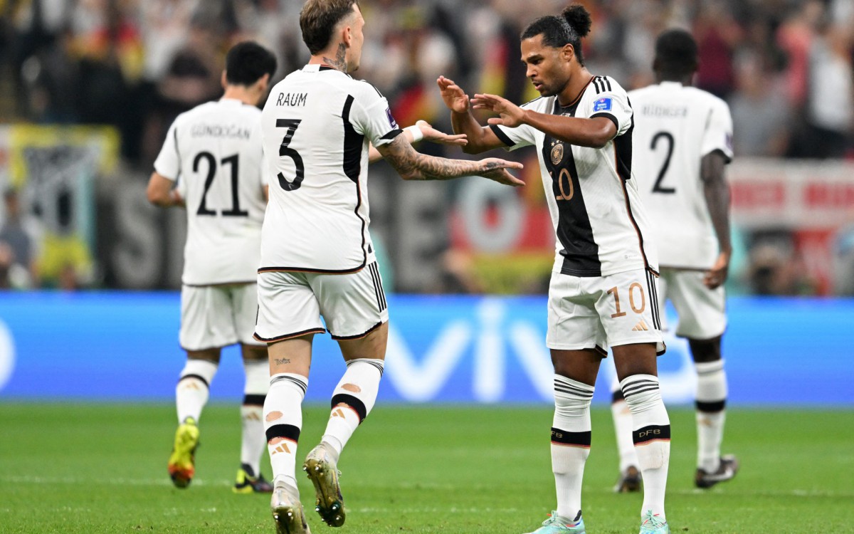 Gnabary comemora com Raum o primeiro gol da Alemanha no jogo
