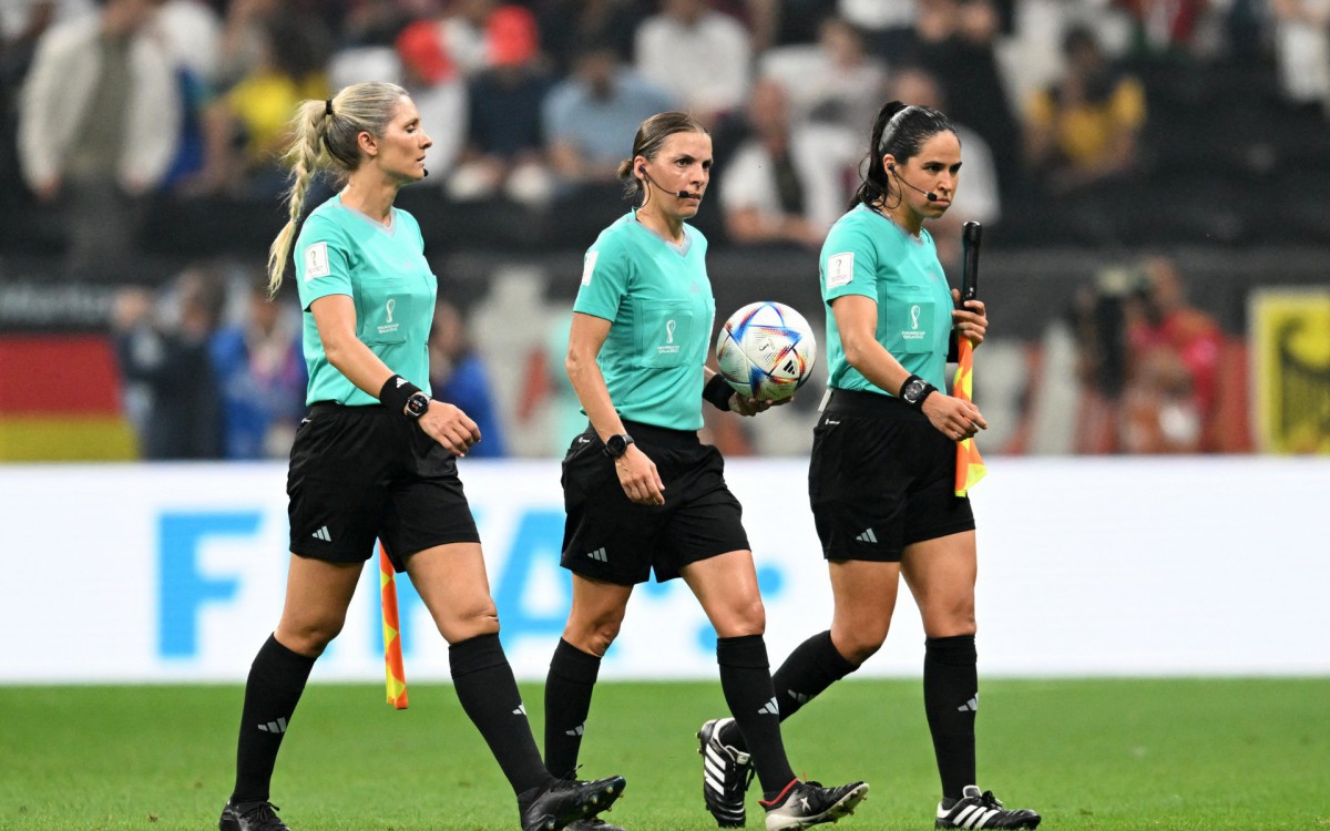 Pela primeira vez na hist&oacute;ria, o trio de arbitragem foi 100% feminino em um jogo de Copa do Mundo