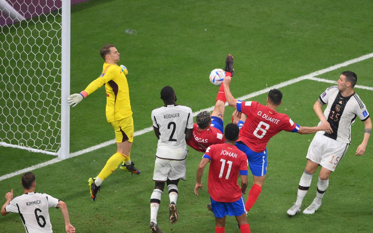 Pouco mais de dez minutos depois, a Costa Rica virou. Vargas estava envolvido no lance, mas o site oficial da Fifa deu gol contra de Neuer