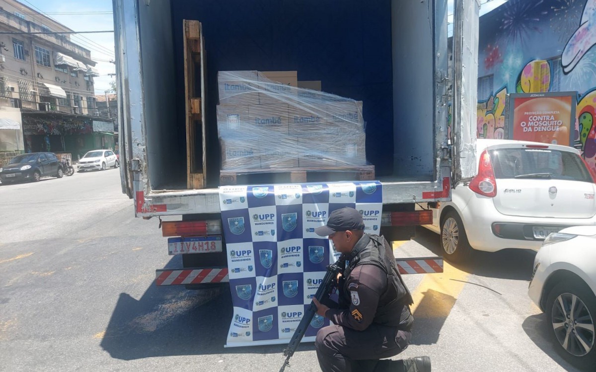 Policiais da UPP de Manguinhos frustraram a tentativa de dois caminh&otilde;es na manh&atilde; desta quinta-feira (1&ordm;)