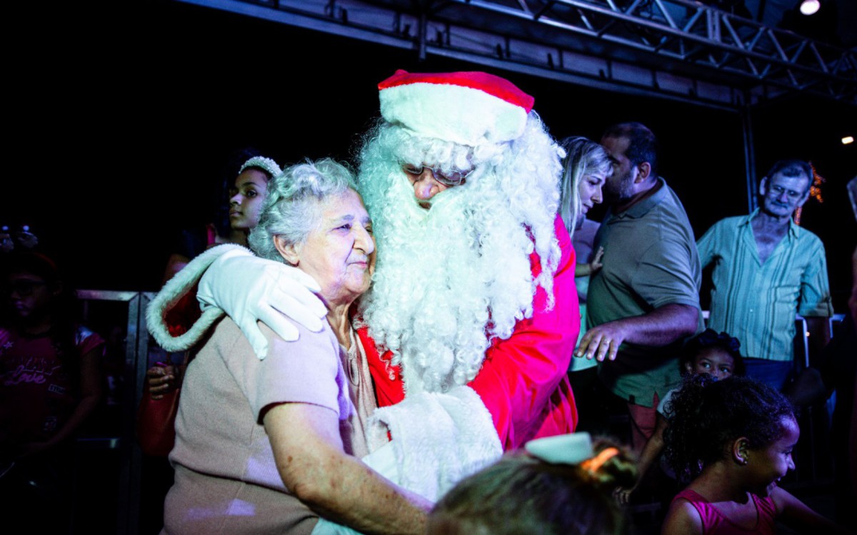 A emo&ccedil;&atilde;o toma conta das pessoas neste fim de ano; o clima &eacute; de alegria e de esperan&ccedil;a