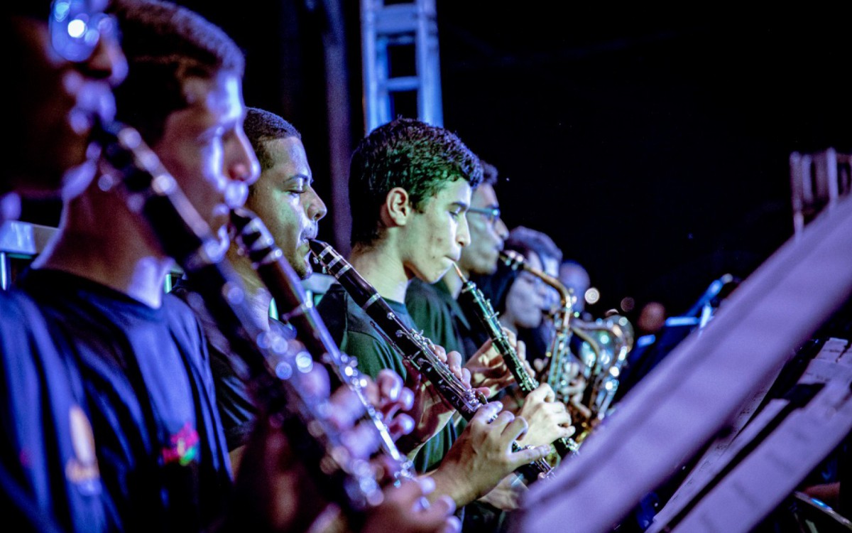 A Orquestra AdoraSom &eacute; um projeto que ensina jovens a tocar instrumentos musicais