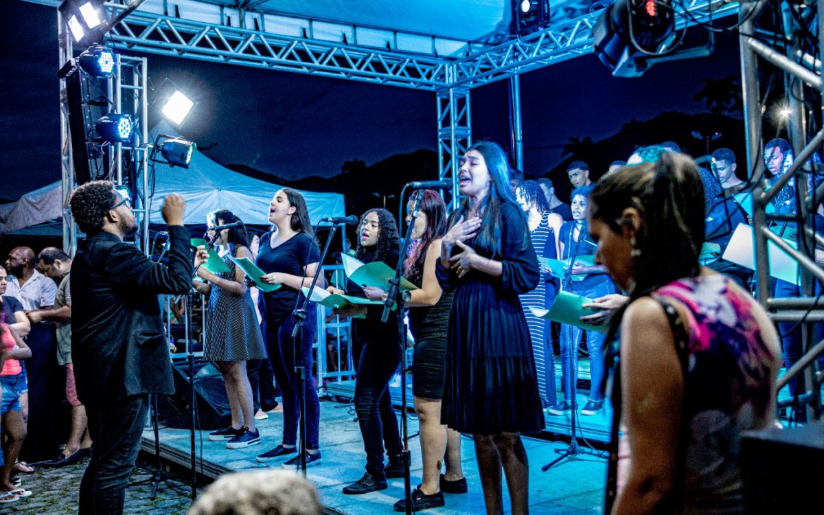Coral de estudantes da Escola Municipal Professora Ac&aacute;cia Leit&atilde;o Portella