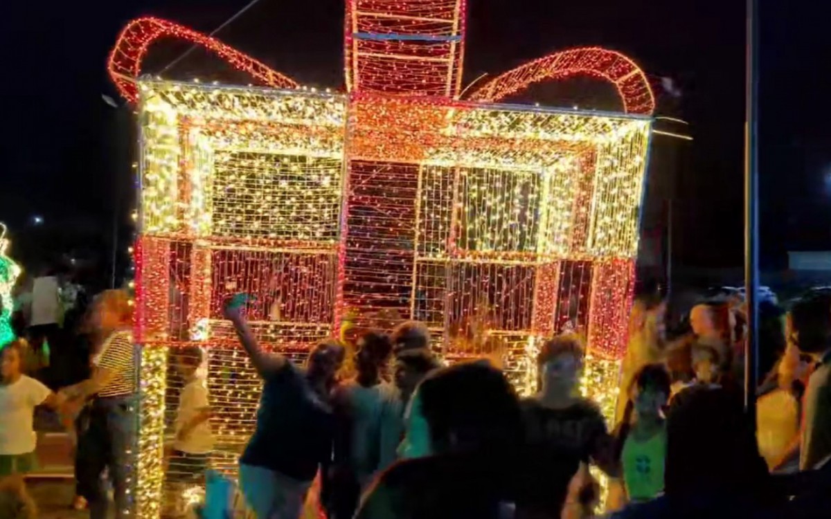 S&iacute;mbolos natalinos foram retratados na pra&ccedil;a do Papai Noel