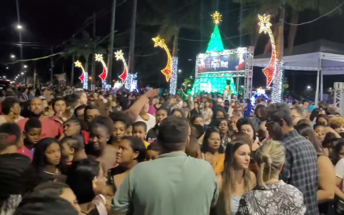 A pra&ccedil;a do Papai Noel ficou lotada; muita gente ama o Natal
