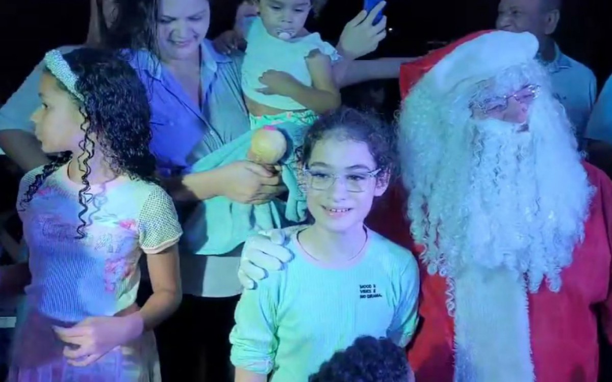 A crian&ccedil;ada foi tirar foto com o Papai Noel