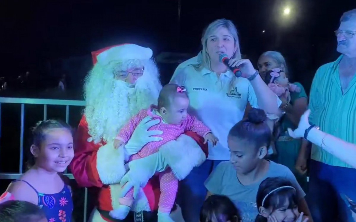 A prefeita de Guapimirim, Marina Rocha, com o Papai Noel e a popula&ccedil;&atilde;o