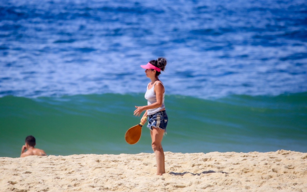 Claudia Ohana curte dia de sol na Praia de Ipanema, na Zona Sul do Rio, na manh&atilde; desta quinta-feira