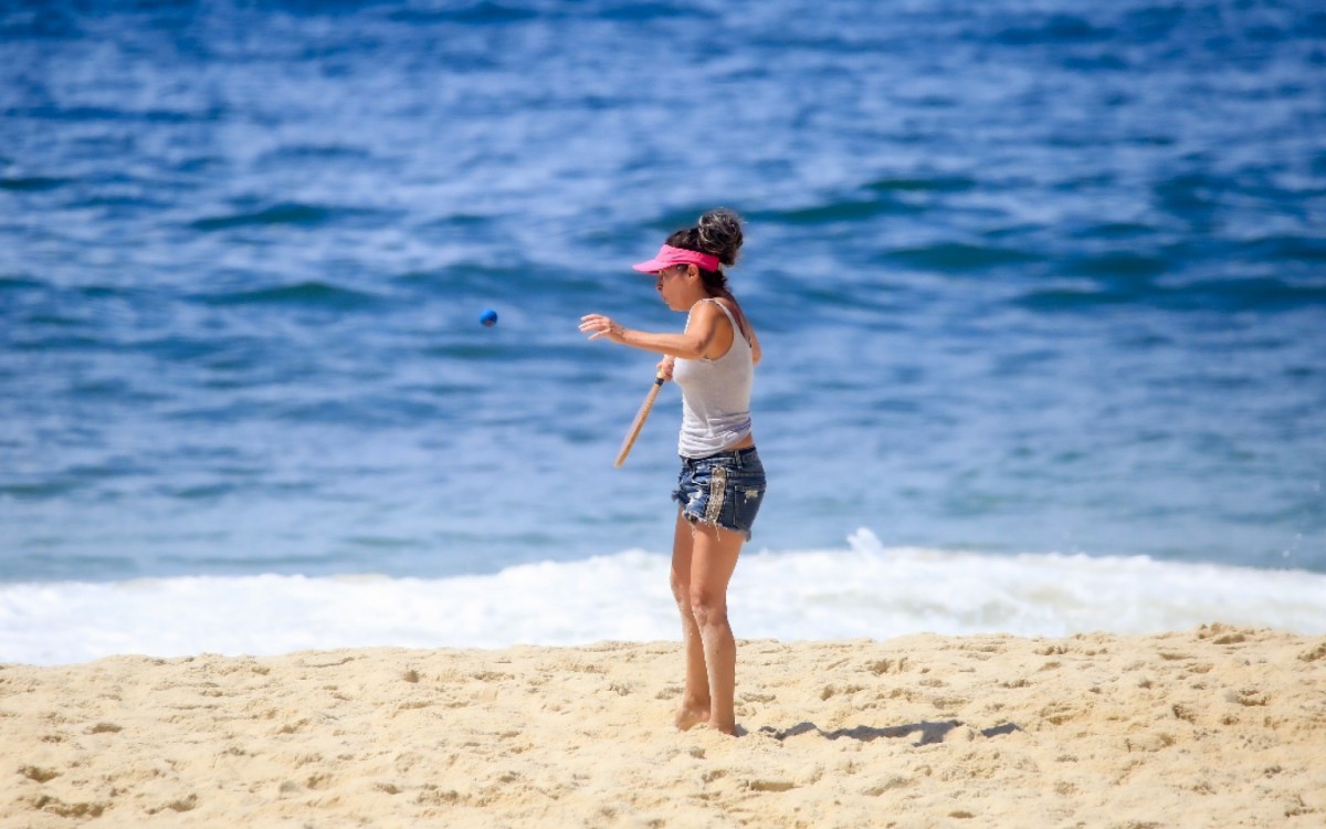 Claudia Ohana curte dia de sol na Praia de Ipanema, na Zona Sul do Rio, na manh&atilde; desta quinta-feira