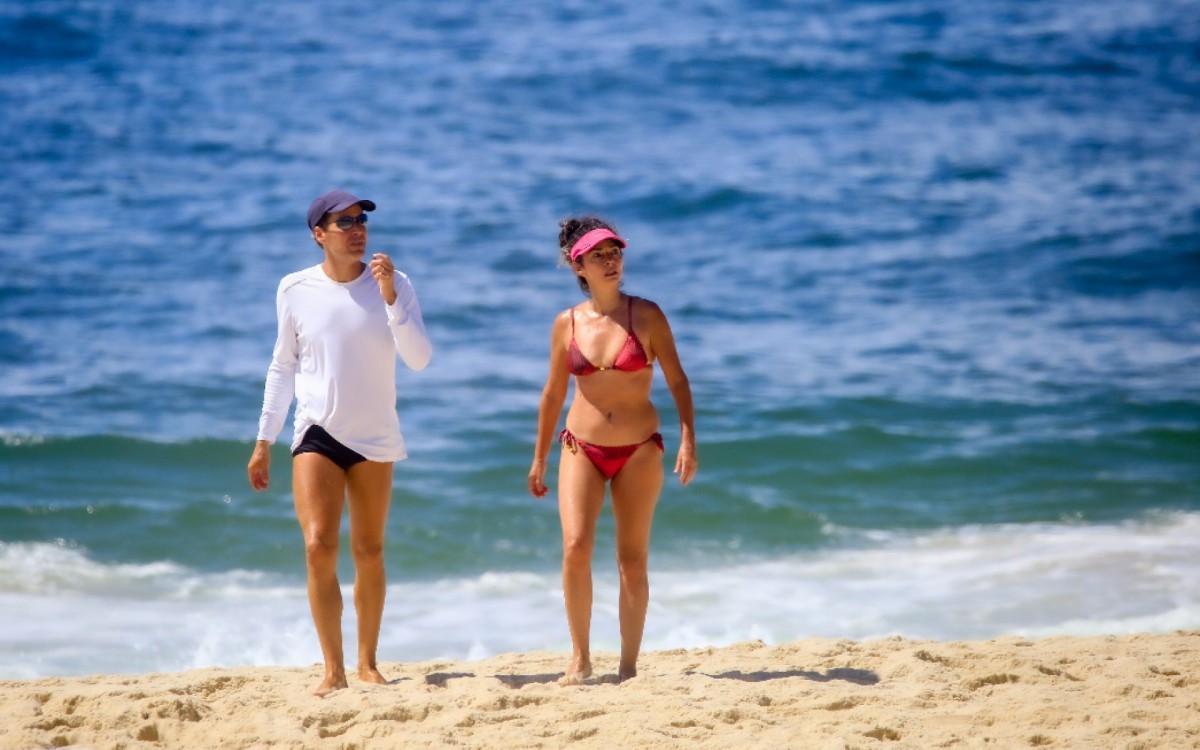 Claudia Ohana curte dia de sol na Praia de Ipanema, na Zona Sul do Rio, na manh&atilde; desta quinta-feira