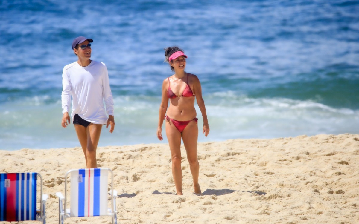 Claudia Ohana curte dia de sol na Praia de Ipanema, na Zona Sul do Rio, na manh&atilde; desta quinta-feira